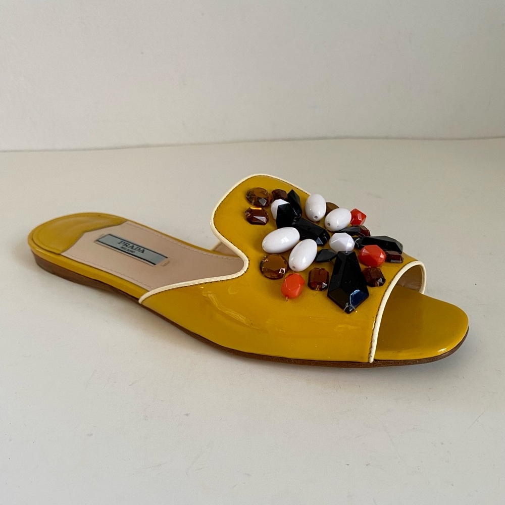 EUC ADORABLE YELLOW PRADA RUNWAY SLIDE WITH TRIBAL BEADS